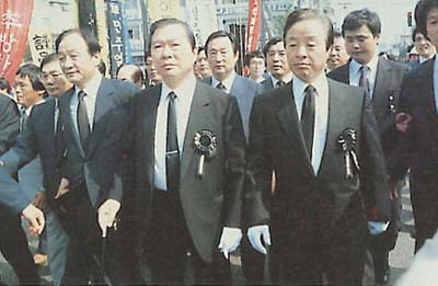 이한열군 장례행렬 따라나선 김대중 당시 민추협 공동의장과 김영삼 당시 민주당 총재